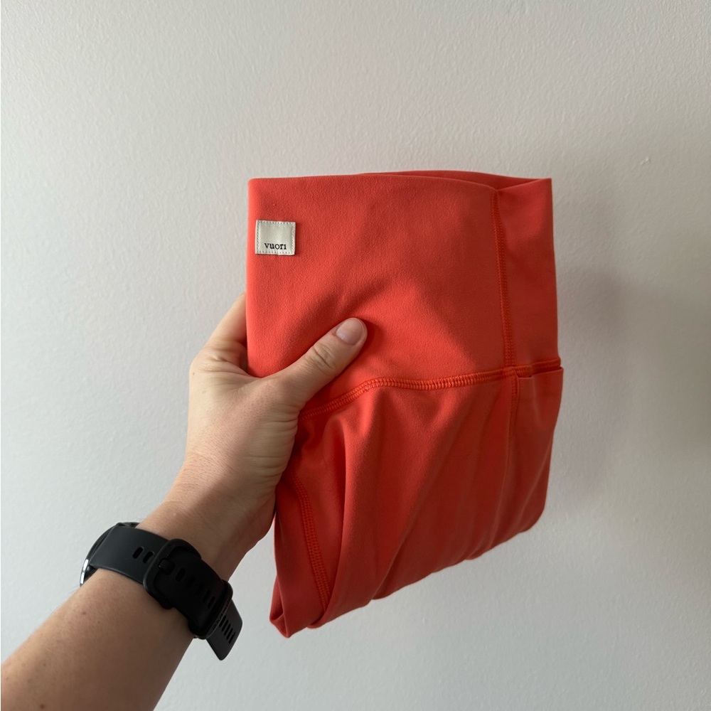 VUORI STUDIO POCKET LEGGINGS IN GRAPEFRUIT MEDIUM NWOT